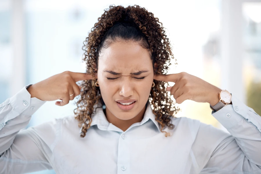 Verminder lawaai op kantoor: de voordelen van oordoppen